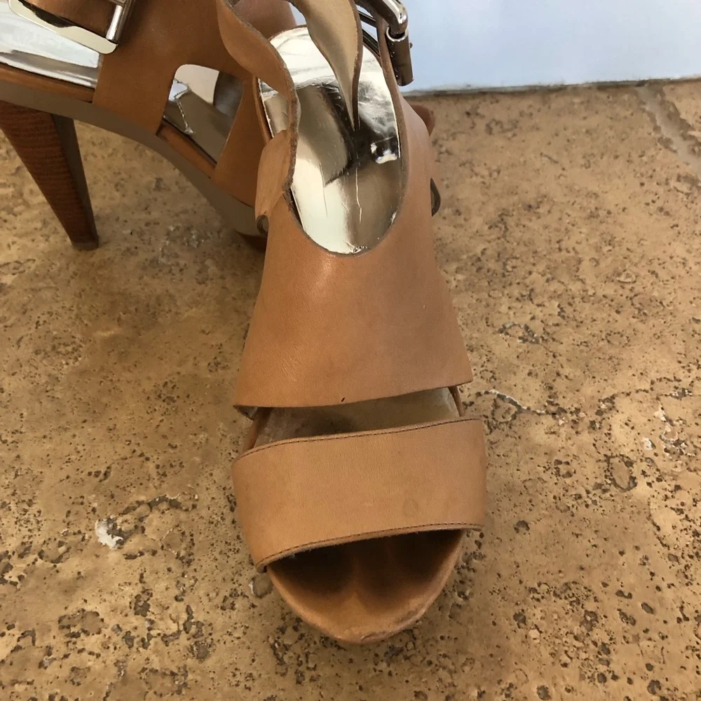 MICHAEL KORS - Y2K CARLA LEATHER BUCKLE PLATFORM HEELS SANDALS + WOMENS/TAN 7